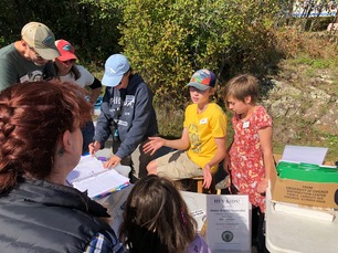 Hawk Ridge volunteers helping at kids cart 2022